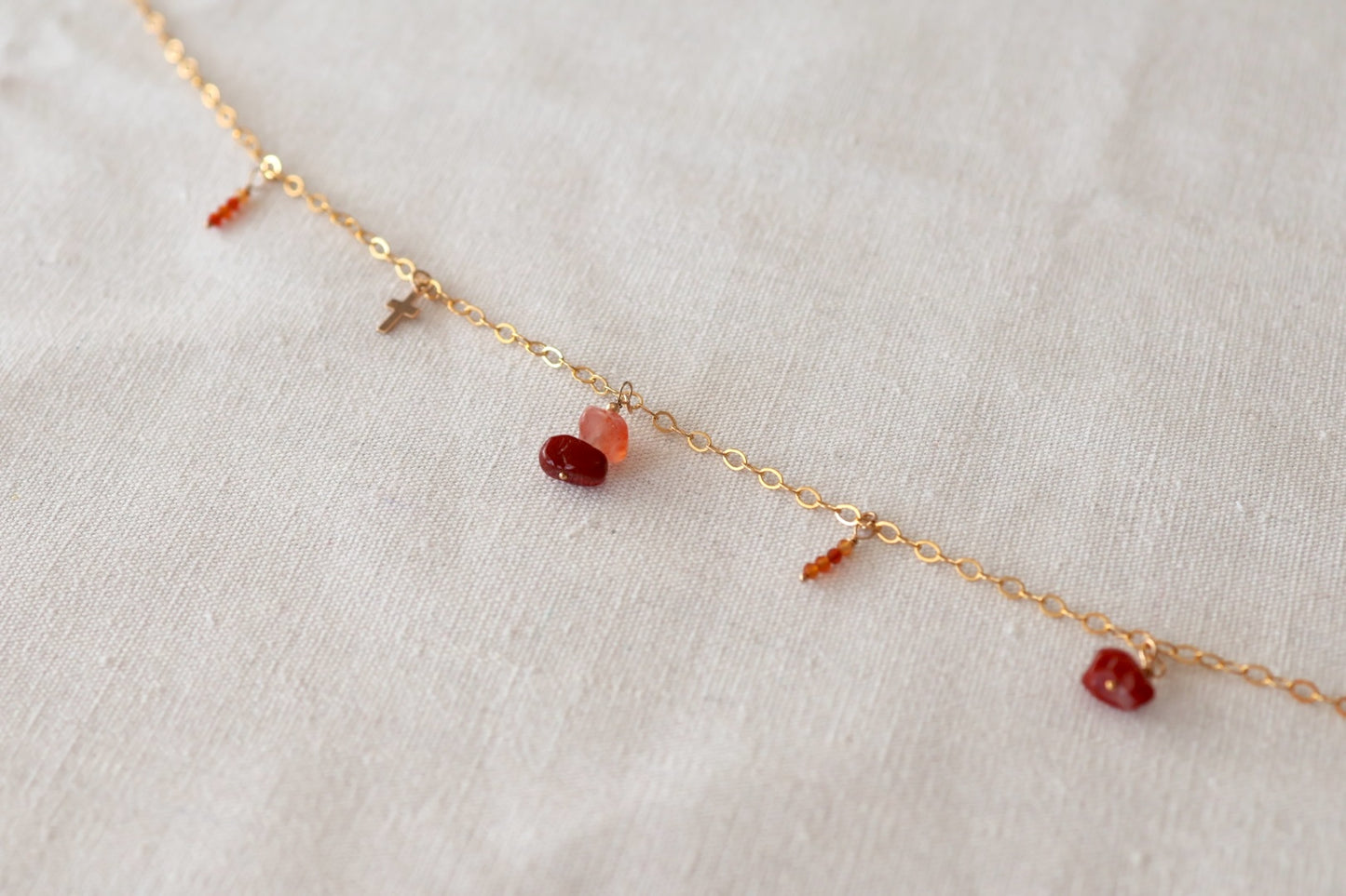 Collier gold filled fin et intemporel avec charms en cornaline et croix chrétienne