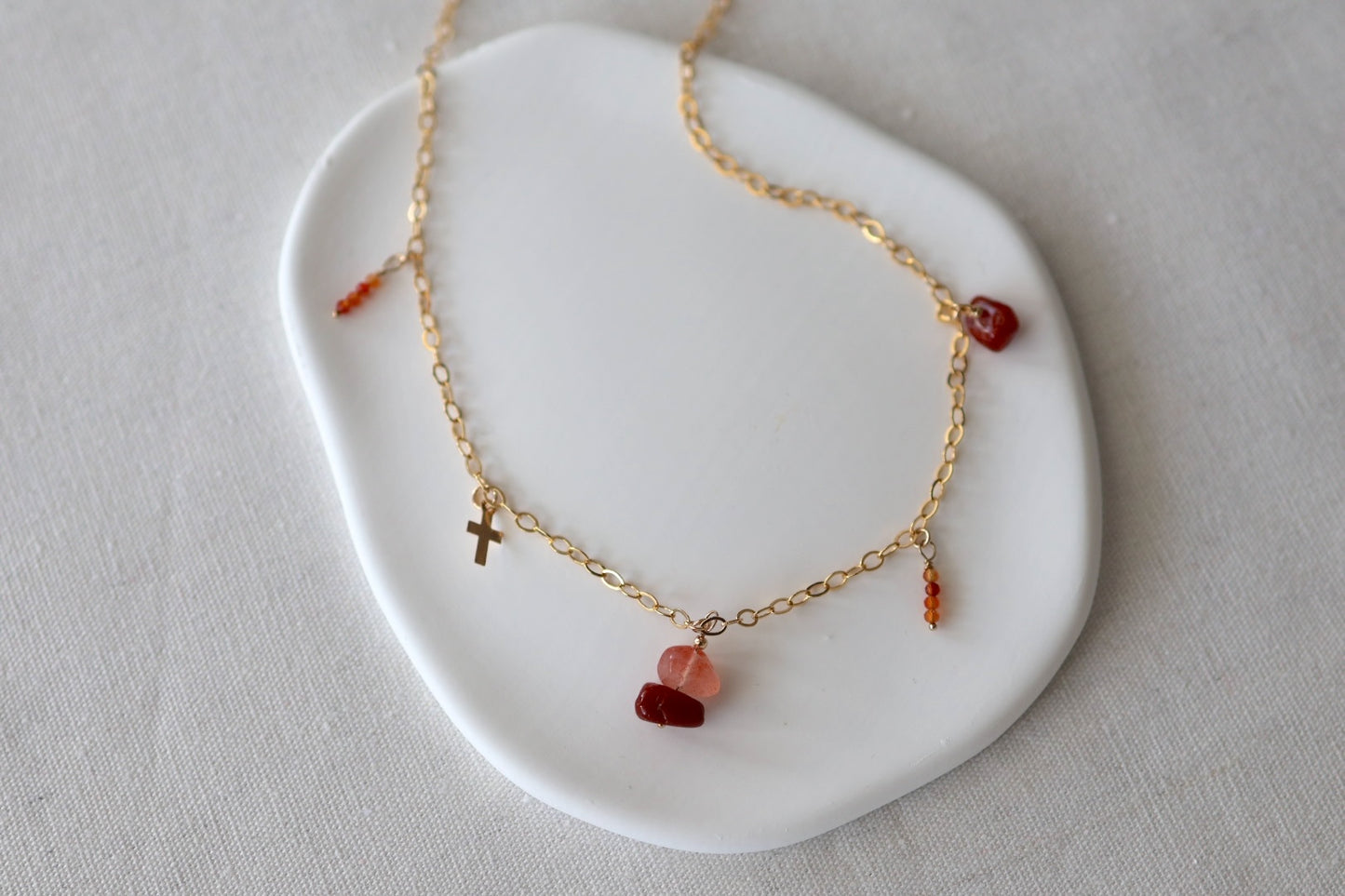 Collier charms fin et intemporels en gold filled et cornaline