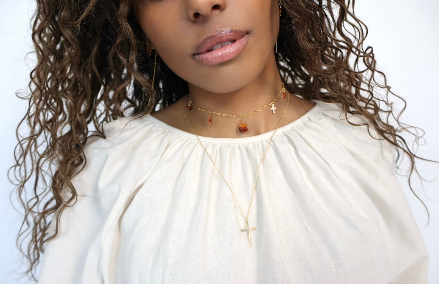 Collier gold filled fin avec charms en cornaline et croix chrétienne