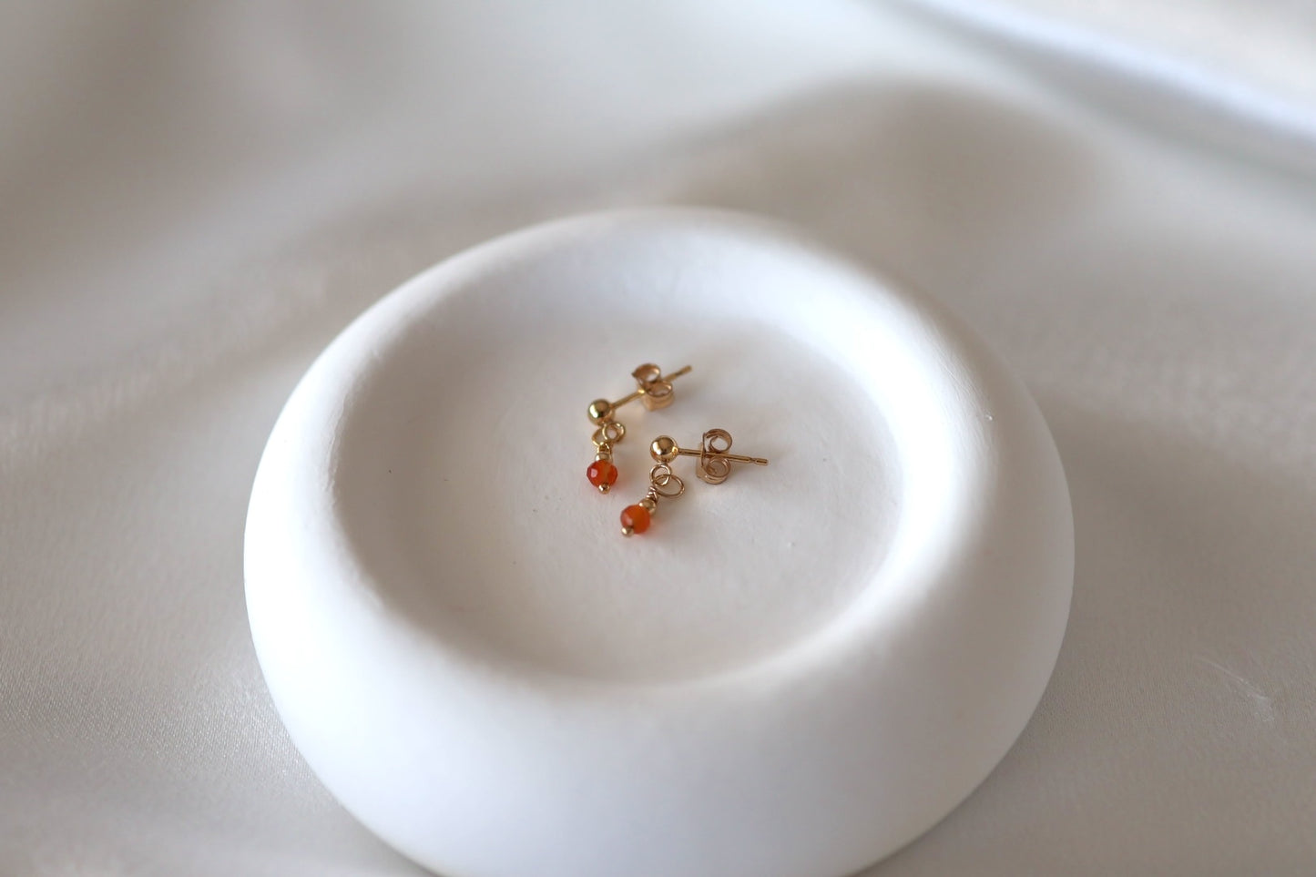 Boucles d'oreilles discrètes en cornaline et gold filled