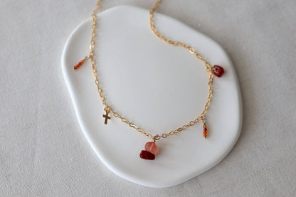 Collier charms fin et intemporels en gold filled et cornaline