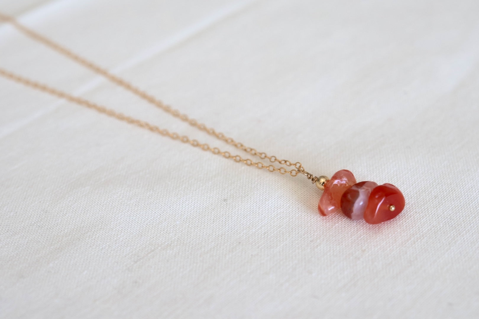 Collier en gold filled avec pendentif en cornaline naturelle
